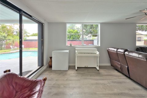 House in Hollywood, Florida 3 bedrooms, 163.32 sq.m. № 1842495 - photo 26