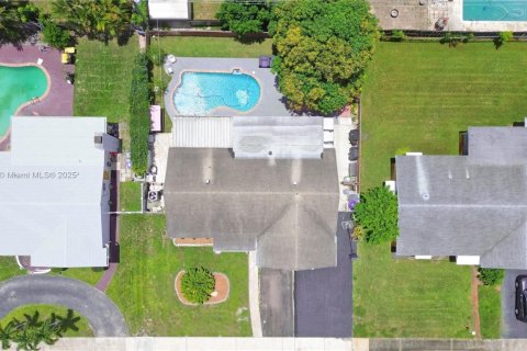 House in Hollywood, Florida 3 bedrooms, 163.32 sq.m. № 1842495 - photo 3