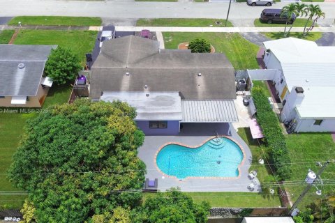 House in Hollywood, Florida 3 bedrooms, 163.32 sq.m. № 1842495 - photo 7