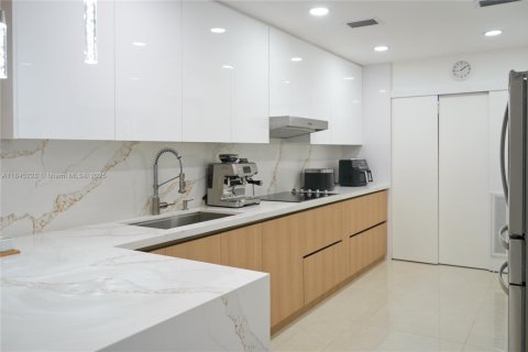 House in Hollywood, Florida 3 bedrooms, 163.32 sq.m. № 1842495 - photo 9