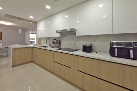 House in Hollywood, Florida 3 bedrooms, 163.32 sq.m. № 1842495 - photo 29