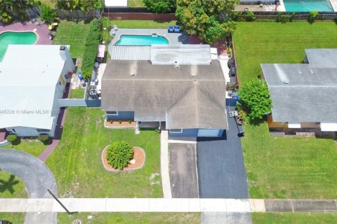 House in Hollywood, Florida 3 bedrooms, 163.32 sq.m. № 1842495 - photo 2