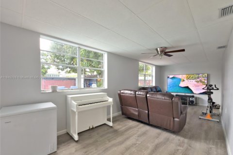 House in Hollywood, Florida 3 bedrooms, 163.32 sq.m. № 1842495 - photo 25