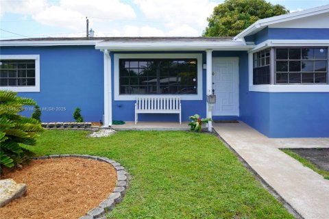 House in Hollywood, Florida 3 bedrooms, 163.32 sq.m. № 1842495 - photo 8