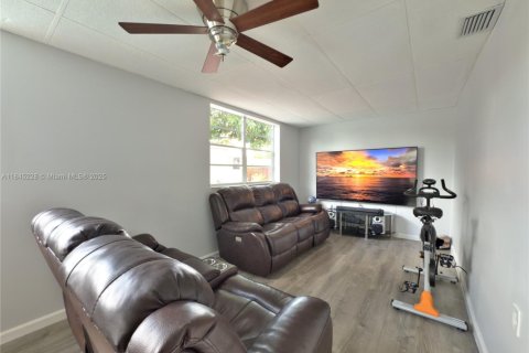 House in Hollywood, Florida 3 bedrooms, 163.32 sq.m. № 1842495 - photo 24