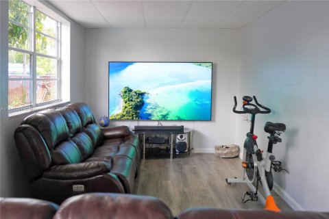 House in Hollywood, Florida 3 bedrooms, 163.32 sq.m. № 1842495 - photo 11