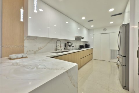 House in Hollywood, Florida 3 bedrooms, 163.32 sq.m. № 1842495 - photo 28