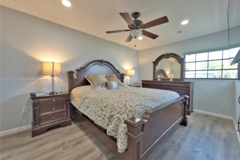 House in Hollywood, Florida 3 bedrooms, 163.32 sq.m. № 1842495 - photo 19