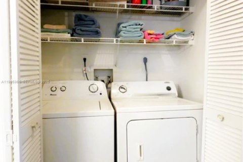 Condo in Aventura, Florida, 2 bedrooms № 2058743 - photo 18