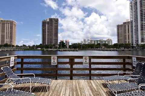Condo in Aventura, Florida, 2 bedrooms № 2058743 - photo 19