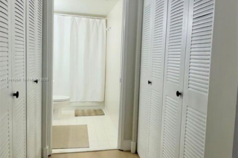 Condo in Aventura, Florida, 2 bedrooms № 2058743 - photo 11