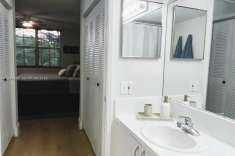 Condo in Aventura, Florida, 2 bedrooms № 2058743 - photo 13