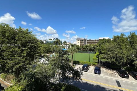 Condominio en venta en Bay Harbor Islands, Florida, 2 dormitorios, 109.16 m2 № 1954335 - foto 28