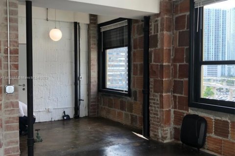 Bureau à Miami, Floride № 828035