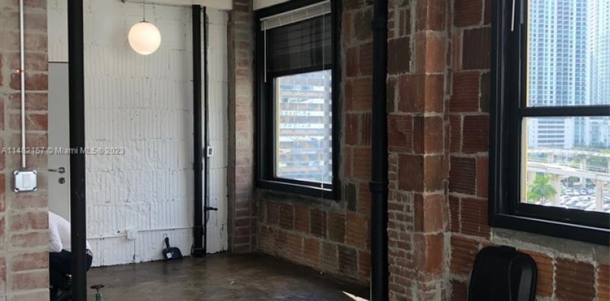 Bureau à Miami, Floride № 828035