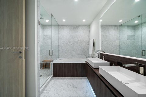 Condo in Miami, Florida, 4 bedrooms  № 1990742 - photo 11