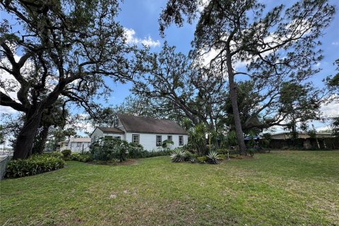 House in Tampa, Florida 3 bedrooms, 135.27 sq.m. № 1768107 - photo 1