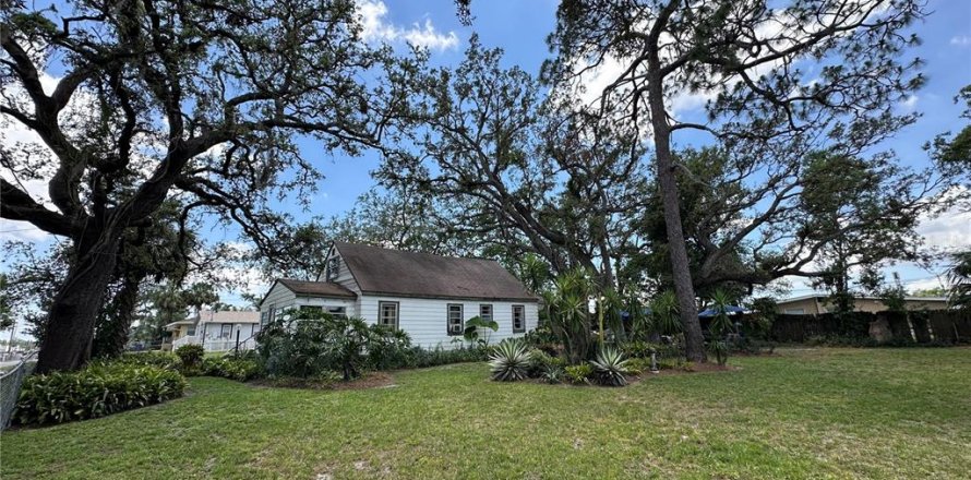 House in Tampa, Florida 3 bedrooms, 135.27 sq.m. № 1768107