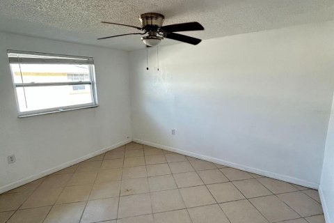 Propiedad comercial en venta en New Port Richey, Florida, 53 dormitorios, 74.41 m2 № 2166417 - foto 24