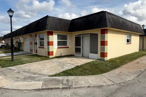Propiedad comercial en New Port Richey, Florida 53 dormitorios, 74.41 m2 № 2166417