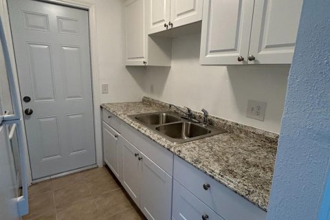 Propiedad comercial en venta en New Port Richey, Florida, 53 dormitorios, 74.41 m2 № 2166417 - foto 19
