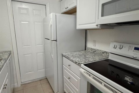 Propiedad comercial en venta en New Port Richey, Florida, 53 dormitorios, 74.41 m2 № 2166417 - foto 12