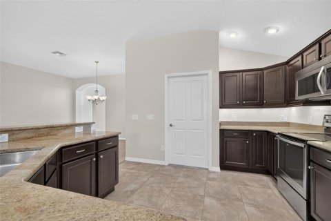 House in The Villages, Florida 3 bedrooms, 185.8 sq.m. № 2391126 - photo 7