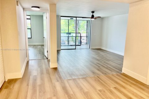 Condo in Lauderhill, Florida, 1 bedroom  № 1941810 - photo 4