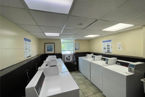 Condo in Lauderhill, Florida, 1 bedroom  № 1941810 - photo 11