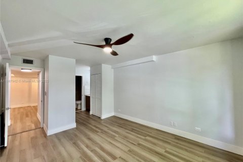 Condo in Lauderhill, Florida, 1 bedroom  № 1941810 - photo 8