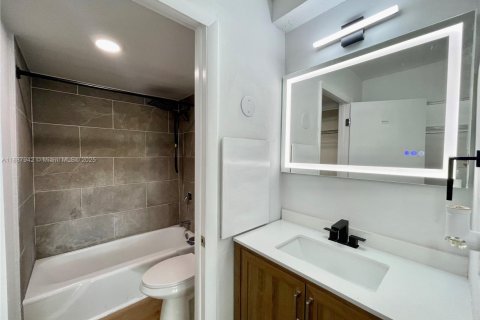 Condo in Lauderhill, Florida, 1 bedroom  № 1941810 - photo 10