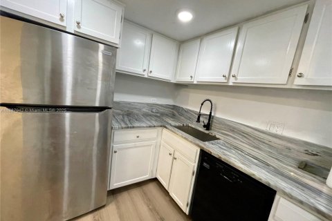 Condo in Lauderhill, Florida, 1 bedroom  № 1941810 - photo 3