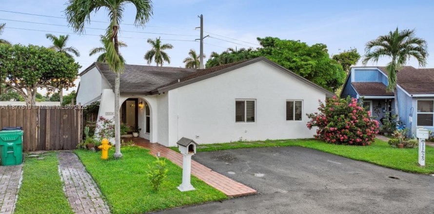House in Miami, Florida 3 bedrooms, 161.65 sq.m. № 1896099