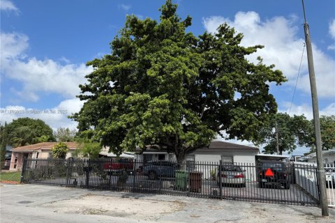 House in Hialeah, Florida 4 bedrooms, 172.33 sq.m. № 1711823 - photo 11