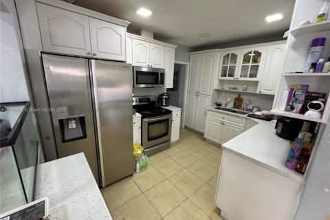 House in Hialeah, Florida 4 bedrooms, 172.33 sq.m. № 1711823 - photo 7