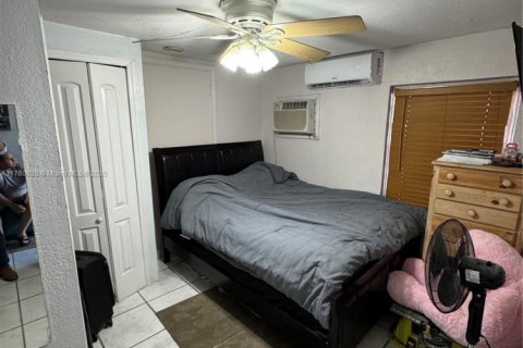 House in Hialeah, Florida 4 bedrooms, 172.33 sq.m. № 1711823 - photo 9