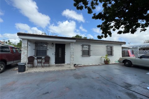House in Hialeah, Florida 4 bedrooms, 172.33 sq.m. № 1711823 - photo 1