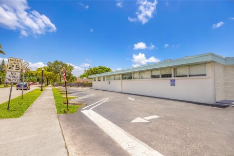 Commercial property in Hollywood, Florida № 1951867 - photo 2
