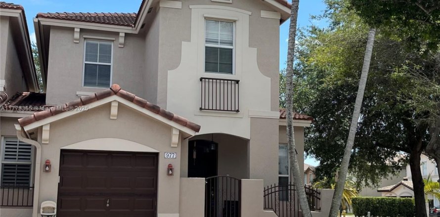 Townhouse in Miami, Florida 3 bedrooms, 165.09 sq.m. № 1696231