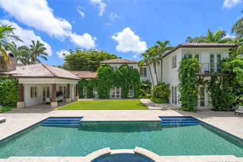 House in Miami, Florida 8 bedrooms, 693.42 sq.m. № 1839562 - photo 1