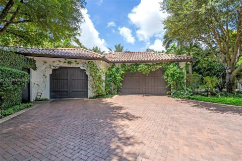 House in Miami, Florida 8 bedrooms, 693.42 sq.m. № 1839562 - photo 25