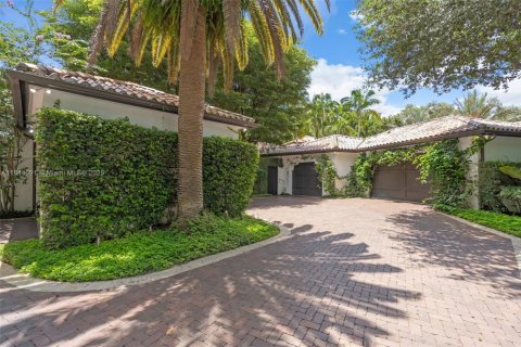 House in Miami, Florida 8 bedrooms, 693.42 sq.m. № 1839562 - photo 22