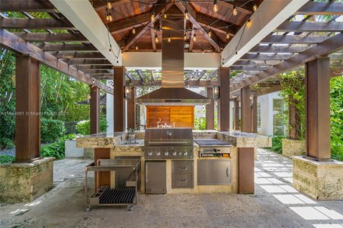 House in Miami, Florida 8 bedrooms, 693.42 sq.m. № 1839562 - photo 13