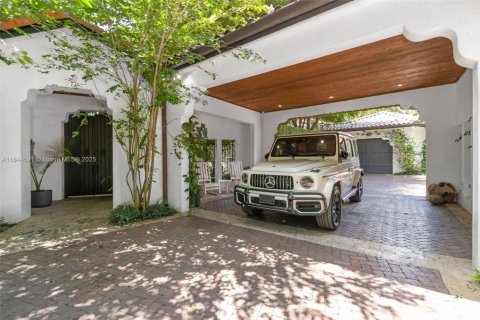 House in Miami, Florida 8 bedrooms, 693.42 sq.m. № 1839562 - photo 23
