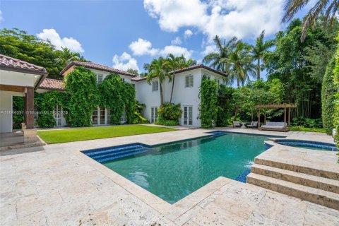 House in Miami, Florida 8 bedrooms, 693.42 sq.m. № 1839562 - photo 8