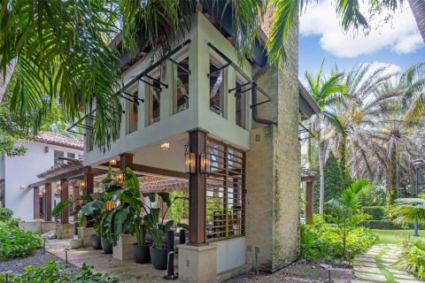 House in Miami, Florida 8 bedrooms, 693.42 sq.m. № 1839562 - photo 16