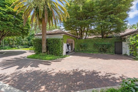 House in Miami, Florida 8 bedrooms, 693.42 sq.m. № 1839562 - photo 24