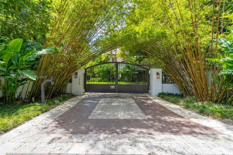 House in Miami, Florida 8 bedrooms, 693.42 sq.m. № 1839562 - photo 20