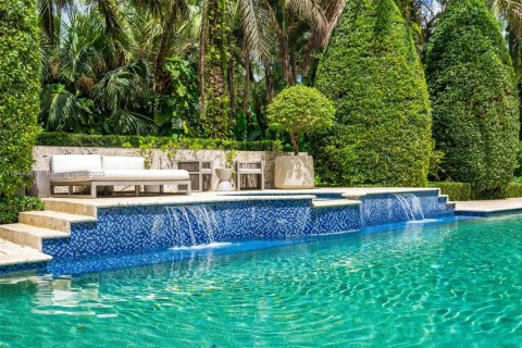 House in Miami, Florida 8 bedrooms, 693.42 sq.m. № 1839562 - photo 4