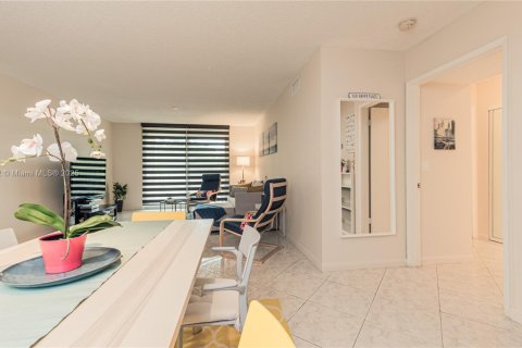 Copropriété à louer à Aventura, Floride: 2 chambres, 109.62 m2 № 2037757 - photo 24